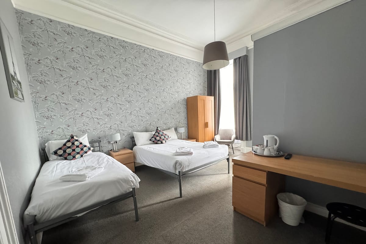 Chambre Familiale, salle de bains attenante | Draps en coton égyptien, literie de qualité supérieure, surmatelas
