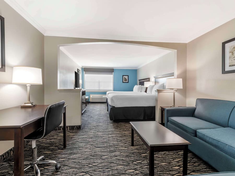 Pillowtop-bedden, een bureau, een laptopwerkplek