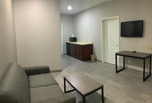 Desk, iron/ironing board, free WiFi, bed sheets - Americas Best Value Inn & Suites San Benito (San Benito)