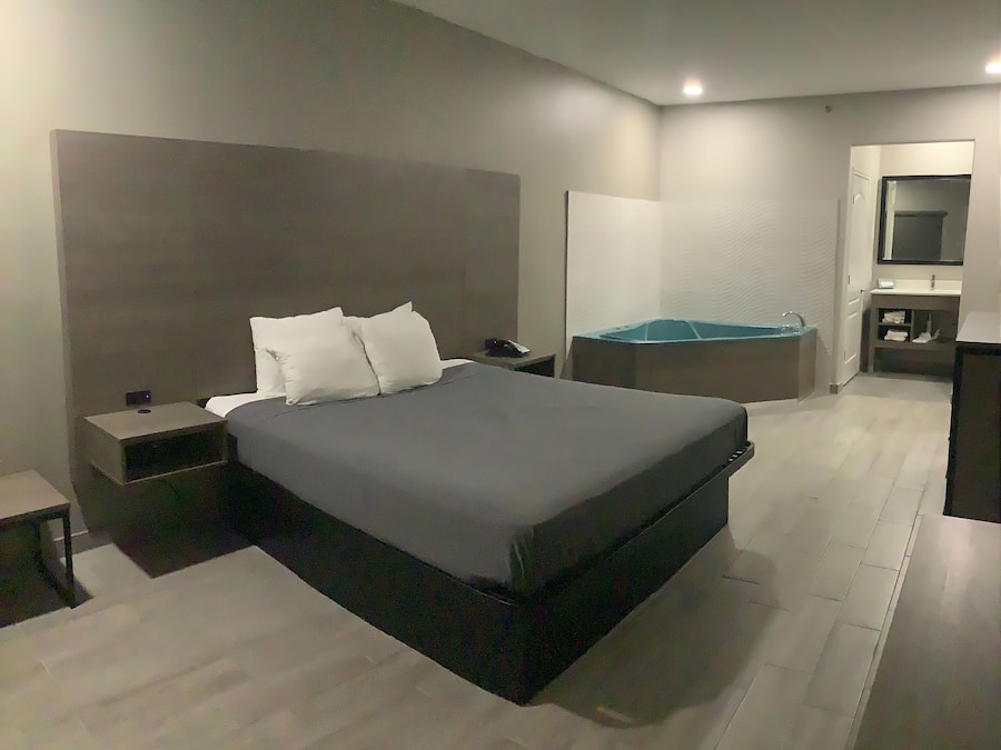 Suite, 1 King Bed, Non Smoking | Desk, iron/ironing board, free WiFi, bed sheets