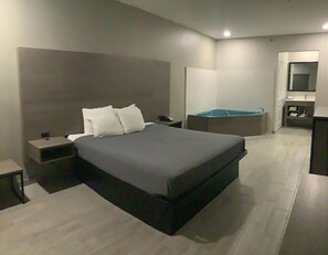 套房, 1 张特大床, 无烟房 | 办公桌、熨斗/熨衣板、免费 WiFi、床单