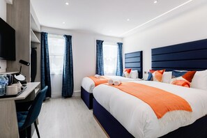 Zimmersafe, Schreibtisch, Bügeleisen/Bügelbrett, Bettwäsche