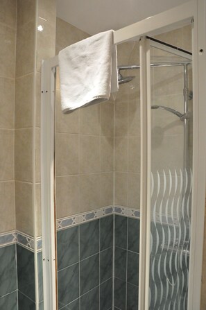 Quadruple Room | Bathroom shower - Piccolino Hyde Park Hotel (London)