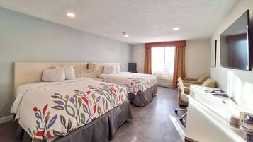 Quarto, 2 camas Queen, para não fumantes, vista para o lago | Cofres nos quartos, ferros/tábuas de passar roupa