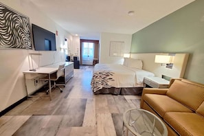 Room, 1 King Bed, Non Smoking (Poolside View) | Bathroom