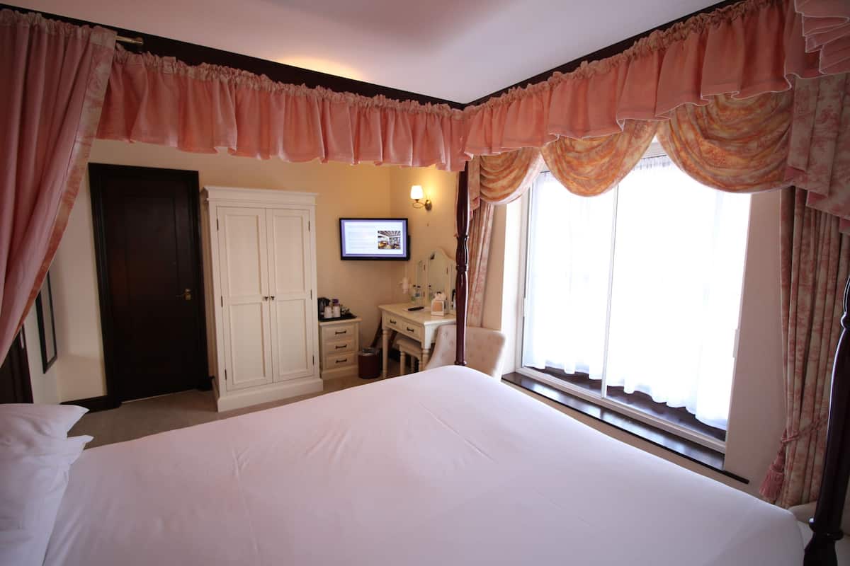Chambre supérieure double, salle de bain attenante (Four Poster ) | Bureau, fer et planche à repasser, accès au Wi-Fi (inclus)