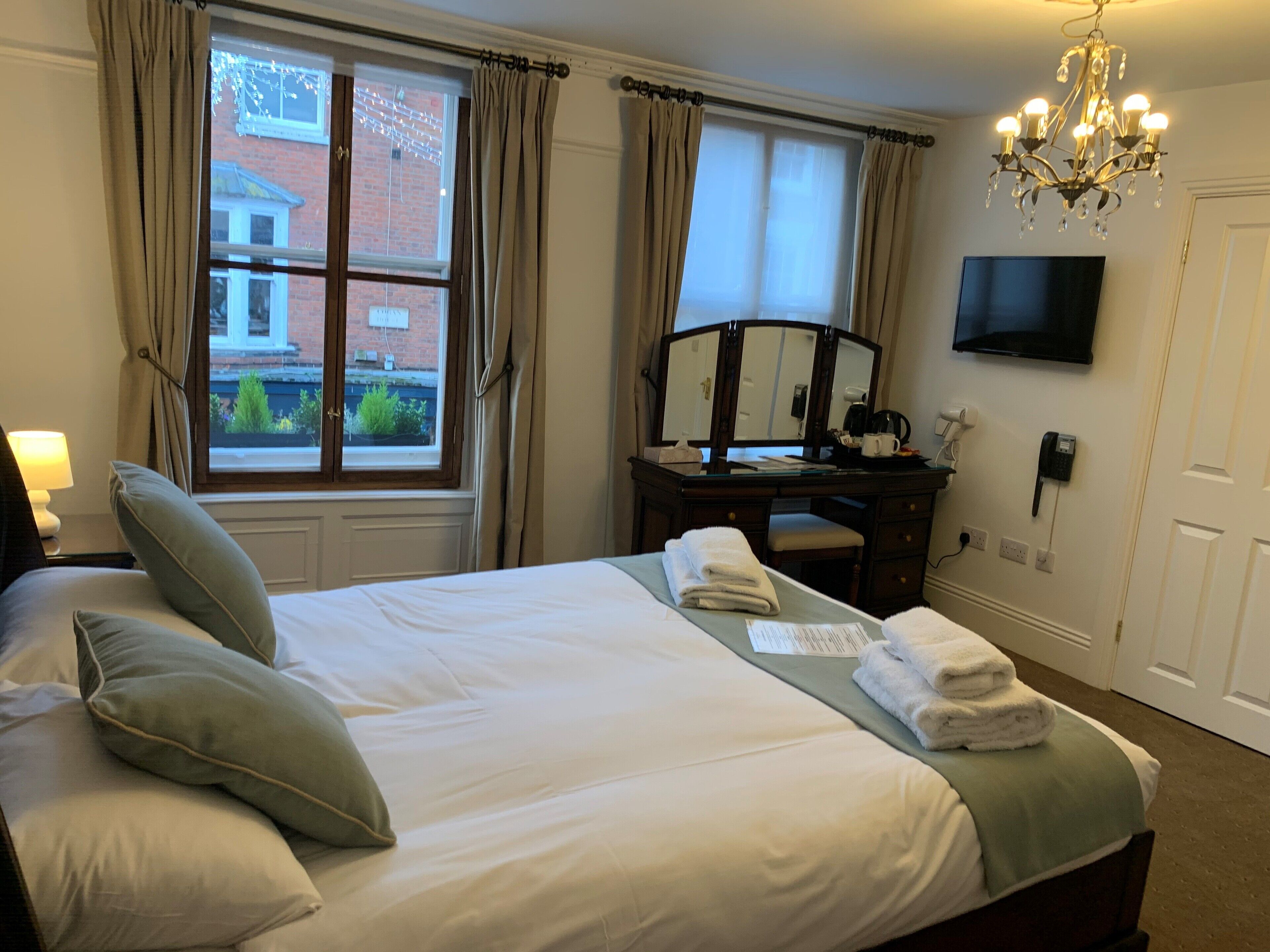 double room-signature-ensuite | desk, iron/ironing board, free wifi