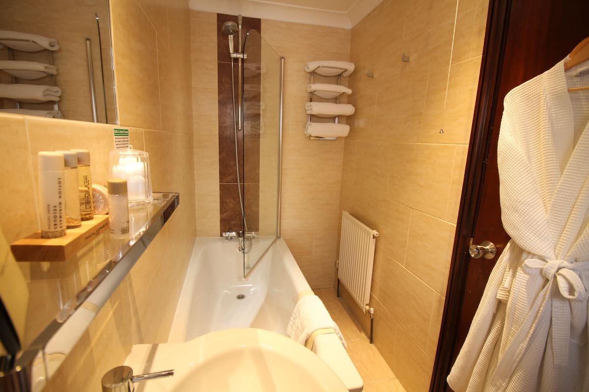 Chambre double, salle de bain attenante | Salle de bain | Articles de toilette (gratuits), serviettes fournies