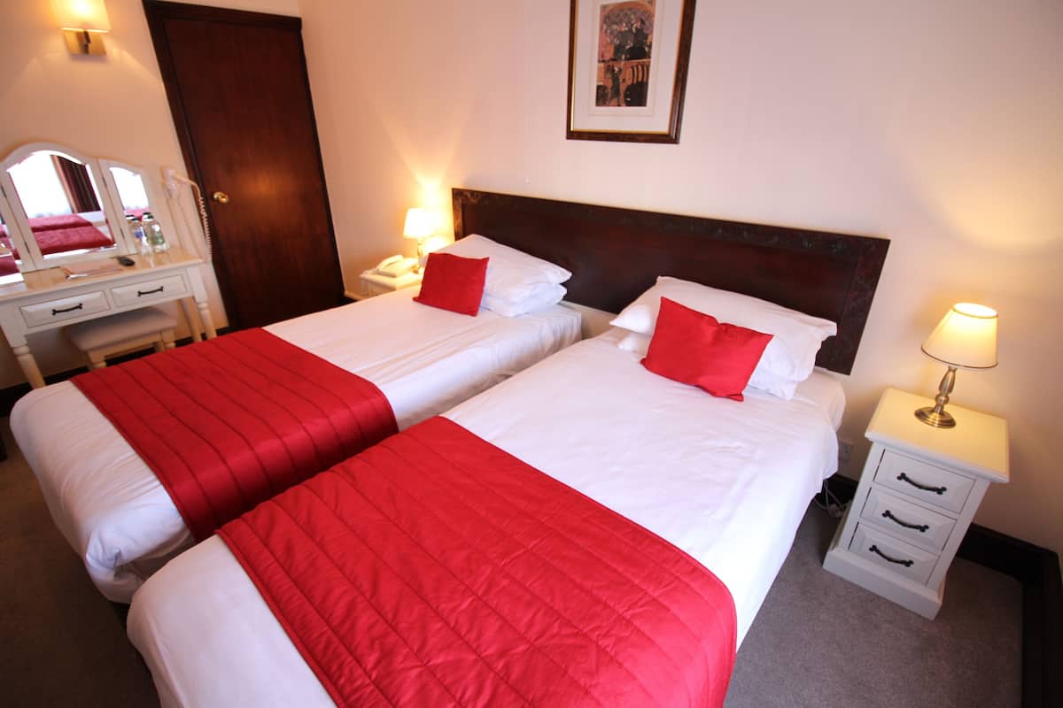 Chambre double ou avec lits jumeaux, salle de bain attenante | Bureau, fer et planche à repasser, accès au Wi-Fi (inclus)