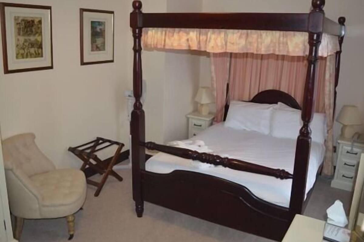 Chambre Double Supérieure, salle de bains attenante (Four Poster )