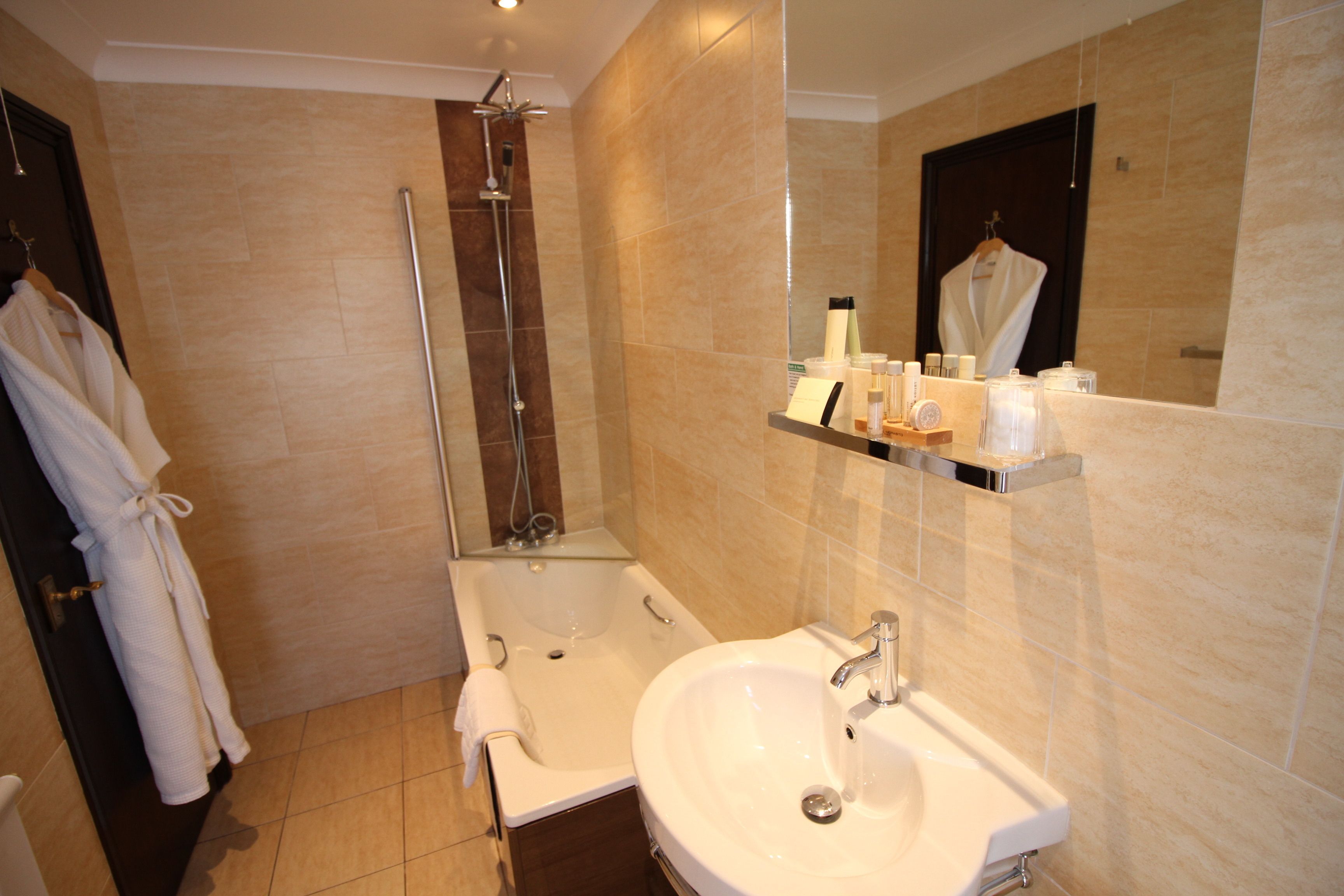 superior double room, ensuite (four poster ) | bathroom | free toiletries, towels