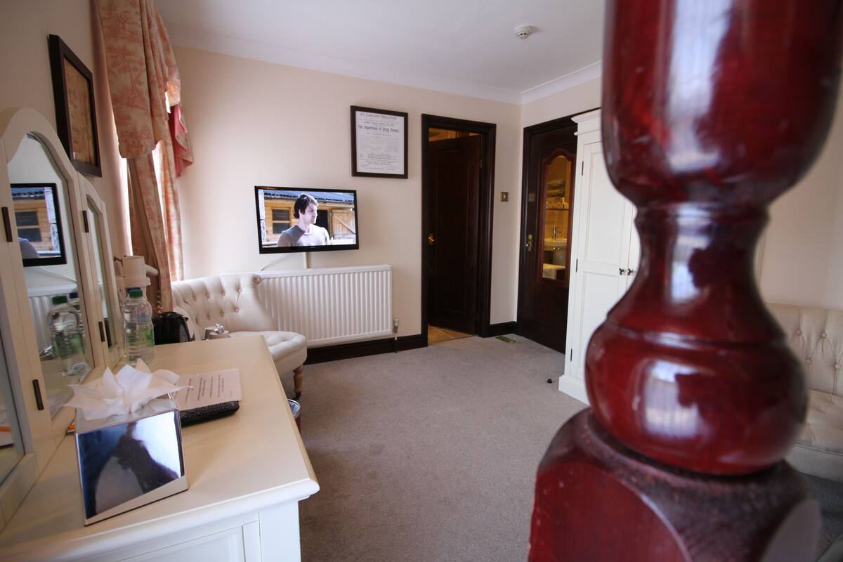 superior double room, ensuite (four poster ) | desk, iron/ironing board, free wifi