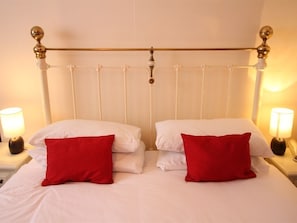Double Room, Ensuite | Bed sheets - Pilgrims Hotel (Canterbury)