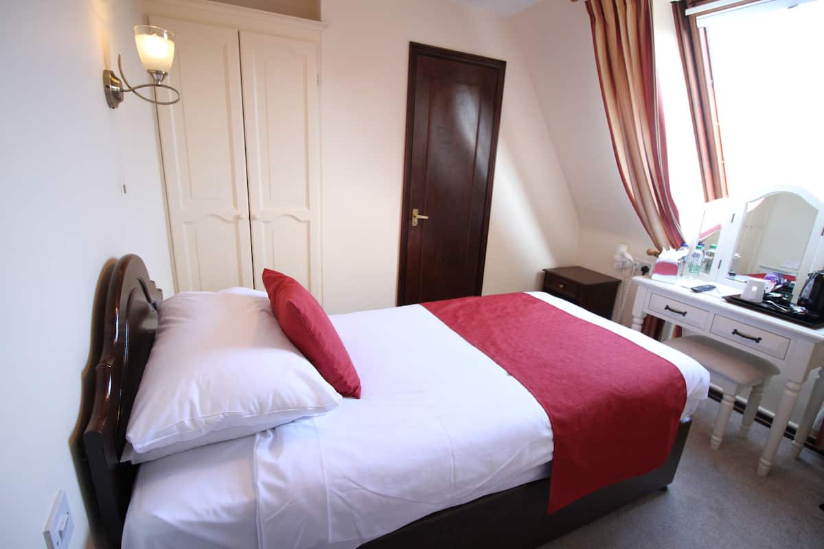 Chambre simple de base, salle de bain attenante (Bath only) | Bureau, fer et planche à repasser, accès au Wi-Fi (inclus)