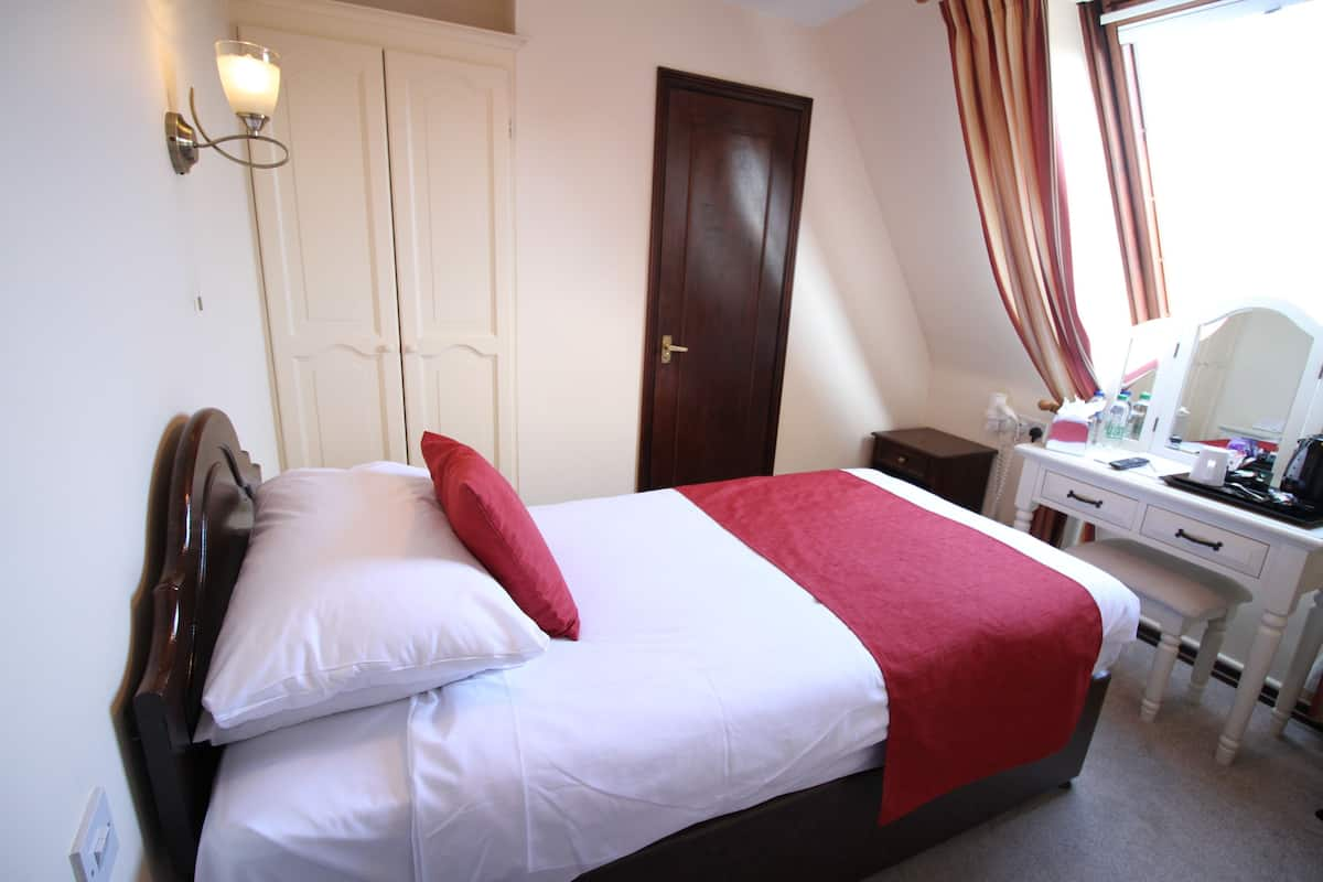 Basic Single Room, Ensuite (Bath only) | Desk, iron/ironing board, free WiFi