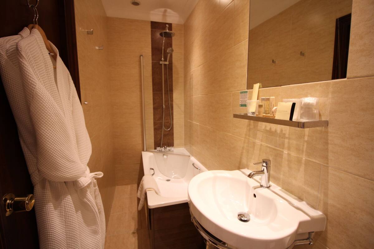 double or twin room, ensuite | bathroom | free toiletries, towels