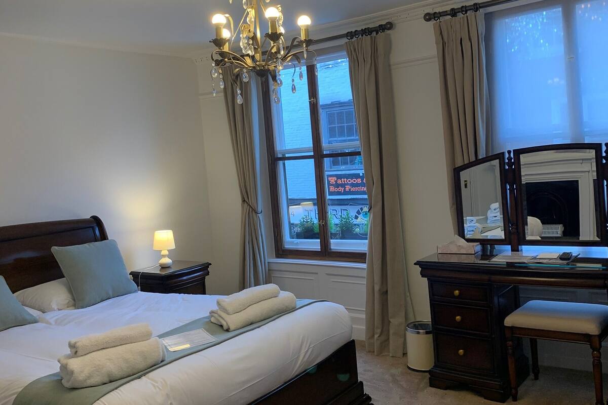 double room-signature-ensuite | desk, iron/ironing board, free wifi