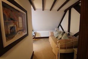 Chambre quadruple familiale, salle de bain attenante | Bureau, fer et planche à repasser, accès au Wi-Fi (inclus)
