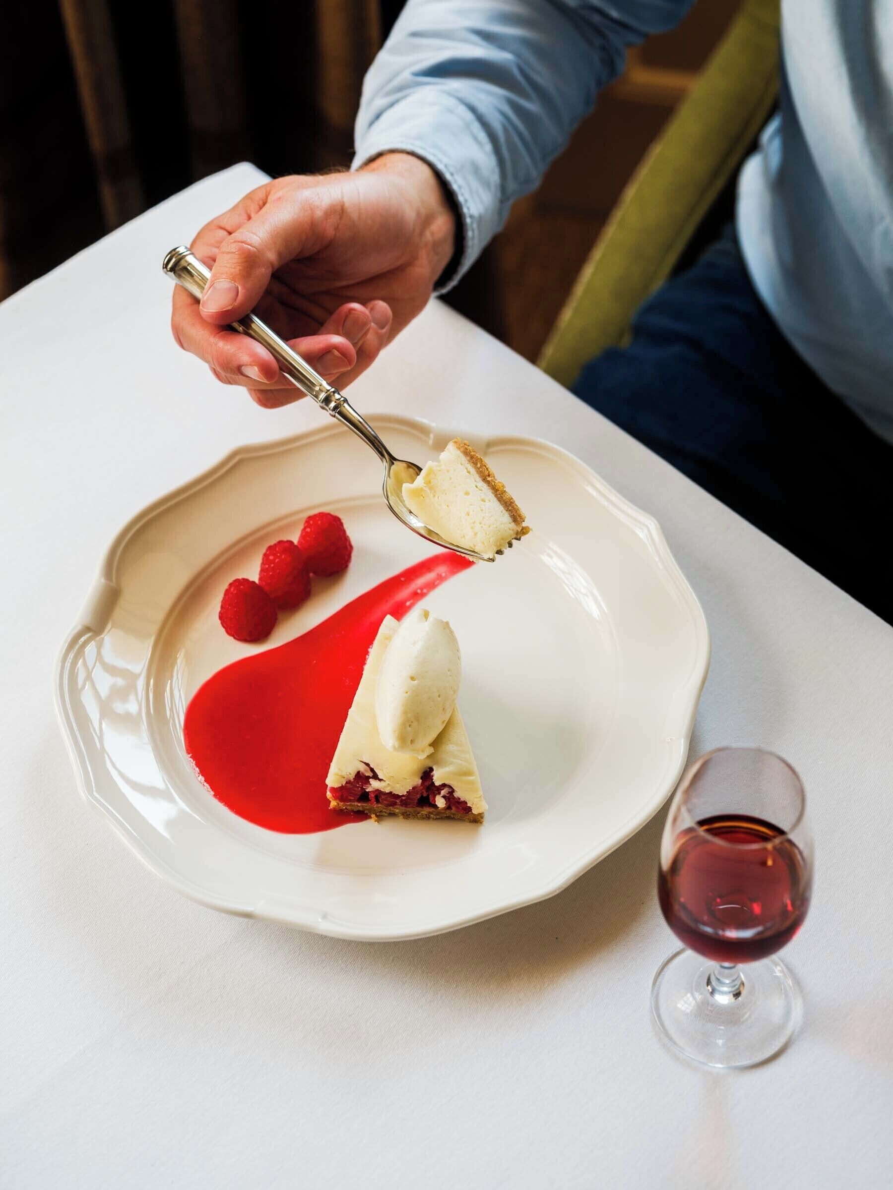 2 restaurants, breakfast, lunch, dinner served; british cuisine