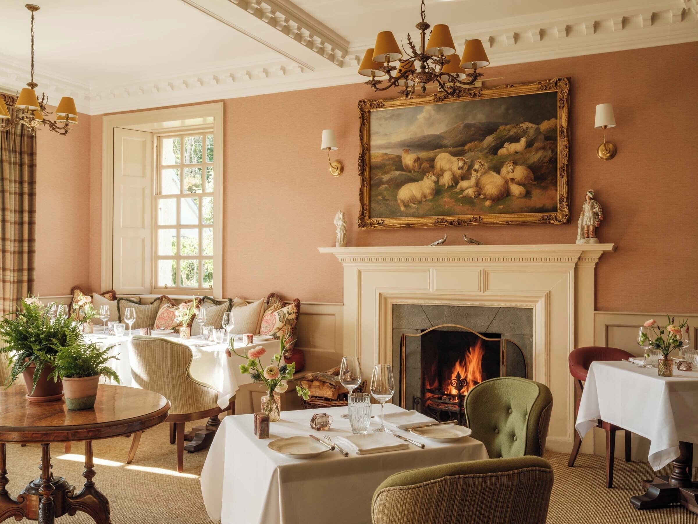 2 restaurants, breakfast, lunch, dinner served; British cuisine 