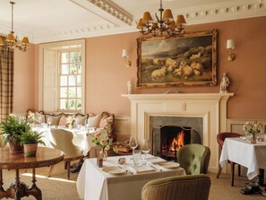 2 restaurants, breakfast, lunch, dinner served; British cuisine 