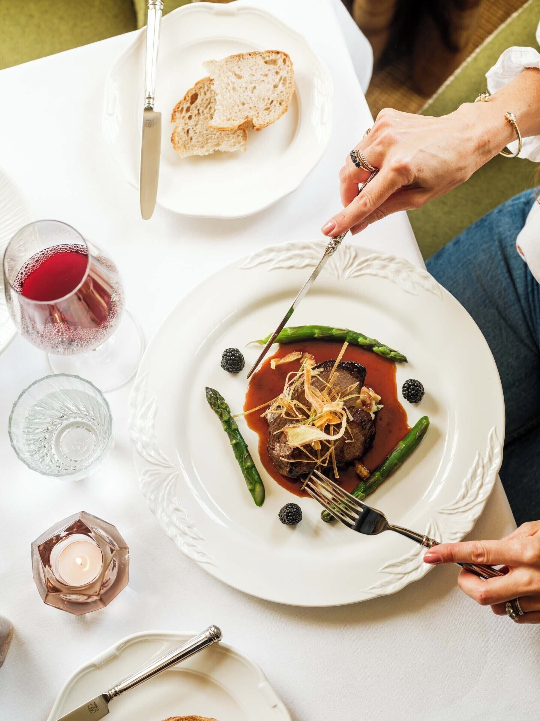 2 restaurants, breakfast, lunch, dinner served; british cuisine