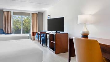 Suite, 1 habitación, no fumadores | Escritorio, espacio para trabajar con un portátil, cortinas opacas