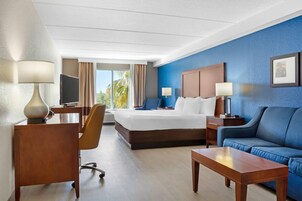 Escritorio, espacio para trabajar con laptop y cortinas blackout 