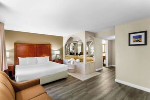 高档床上用品、羽绒被、记忆海绵床垫、办公桌