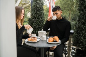 Daily continental breakfast (GBP 14.50 per person)