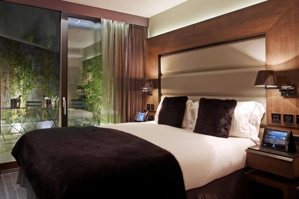 Egyptian cotton sheets, premium bedding, Select Comfort beds, minibar