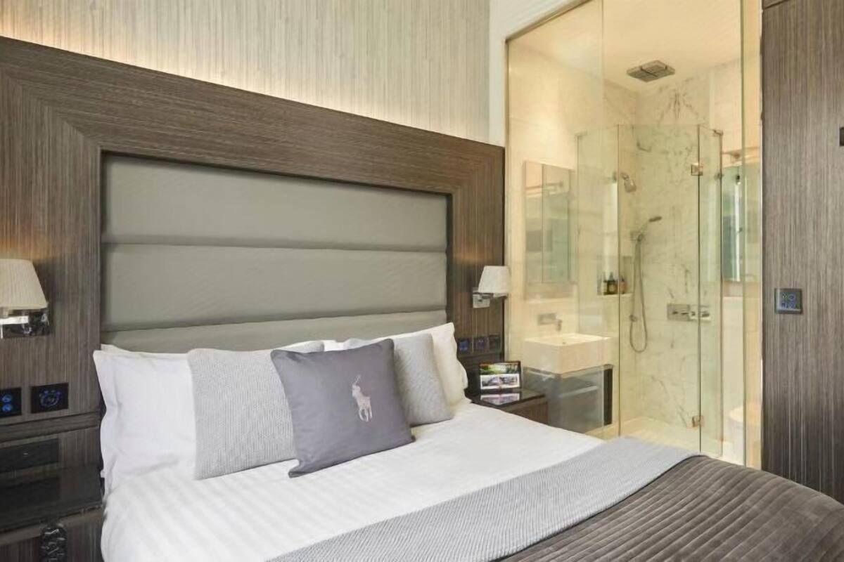 Egyptian cotton sheets, premium bedding, Select Comfort beds, minibar