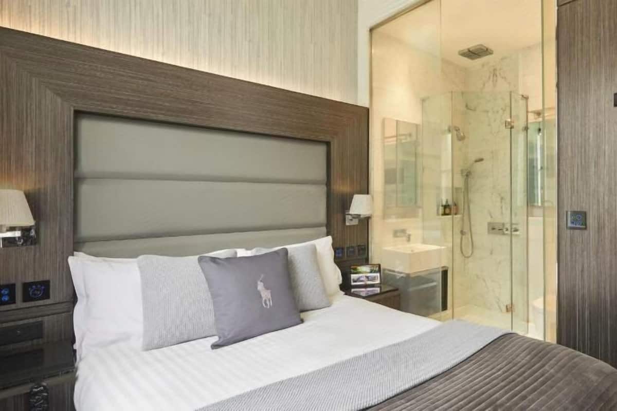 Egyptian cotton sheets, premium bedding, Select Comfort beds, minibar
