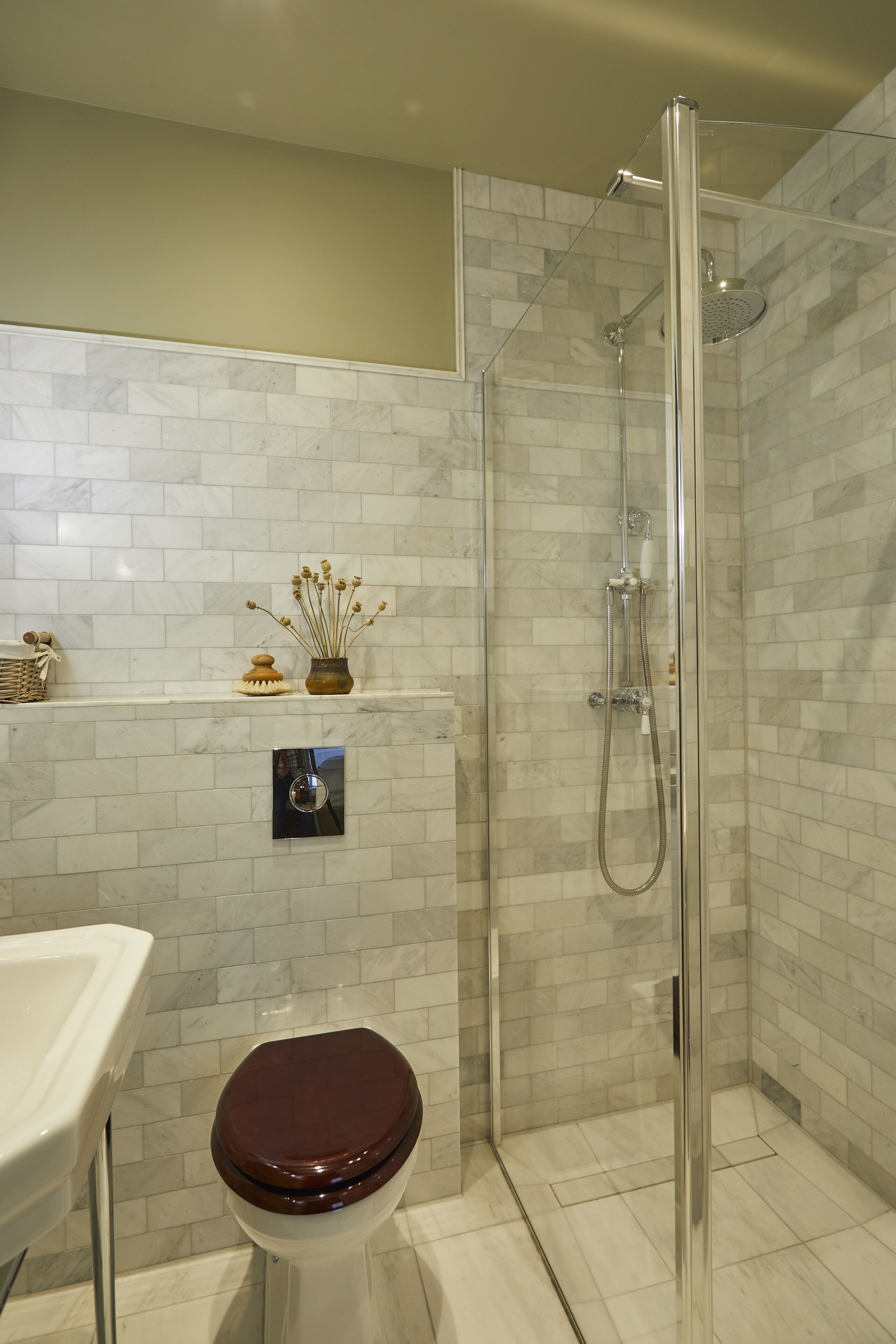 Une salle de bain comprenant des toilettes, un espace douche et un lavabo.