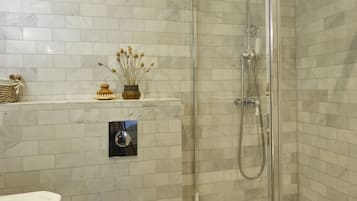 Une salle de bain comprenant des toilettes, un espace douche et un lavabo.