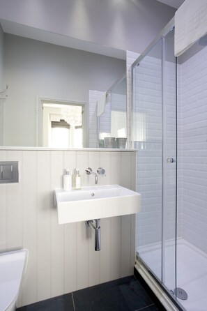 Dusj, toalettartikler (inkludert), hårføner og håndklær