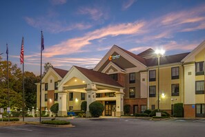 A Comfort Inn hotel with a covered entrance, multiple flags, and a parking lot. - Comfort Inn & Suites Spartanburg North (Spartanburg)