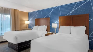 Habitación doble estándar, 2 camas matrimoniales, para no fumadores | Ropa de cama de alta calidad, muebles diferentes y escritorio