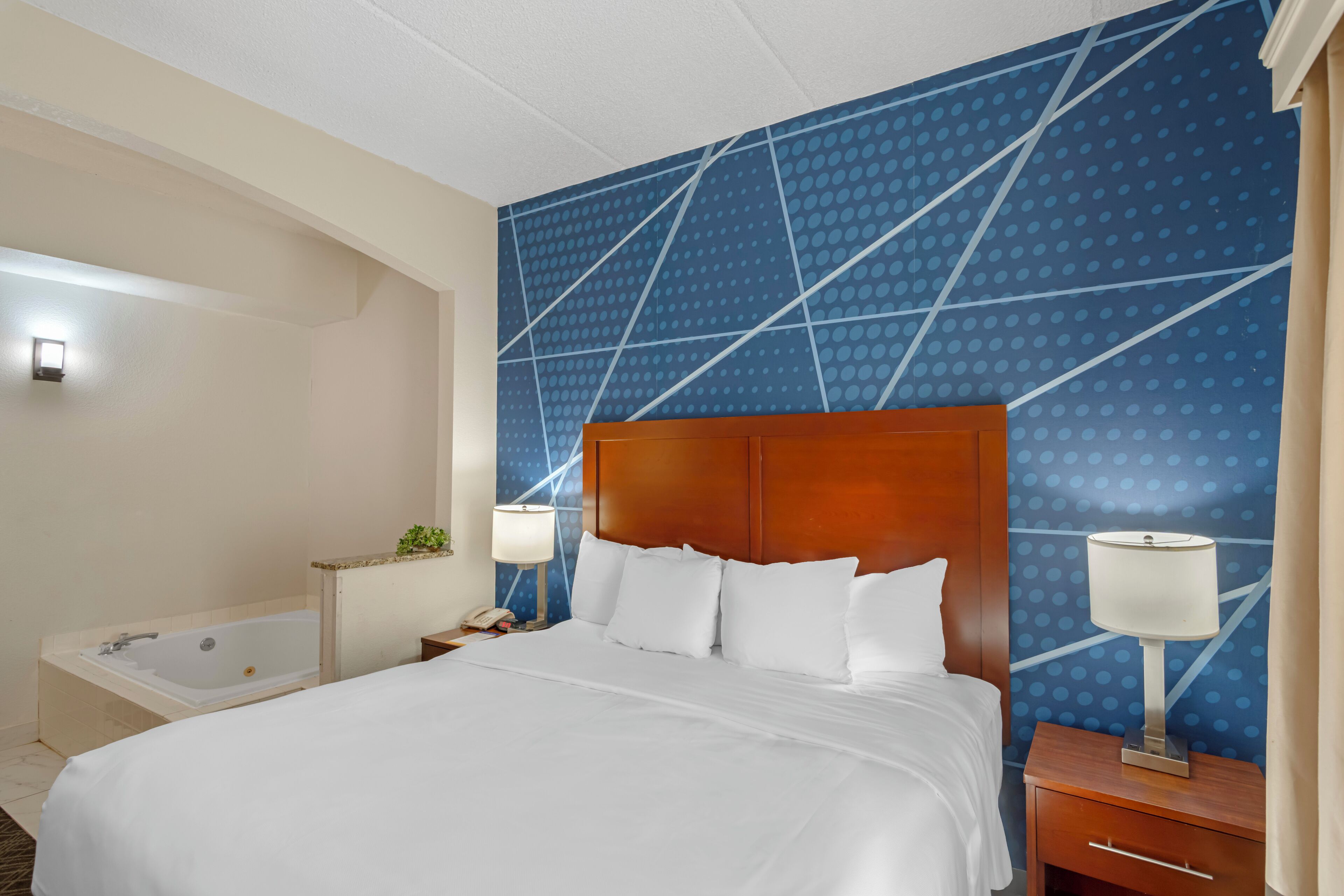 Ropa de cama de alta calidad, muebles diferentes y escritorio 