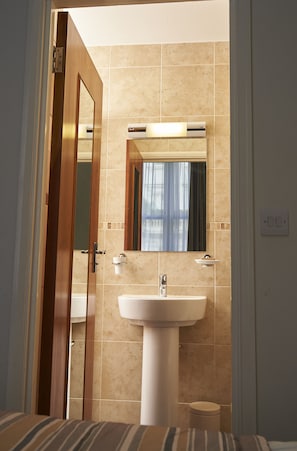 Chambre Simple | Salle de bain | Douche, articles de toilette gratuits, sèche-cheveux