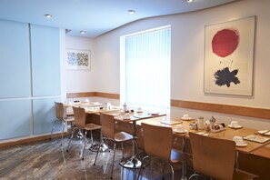 Frokost med lokale retter er inkludert hver dag