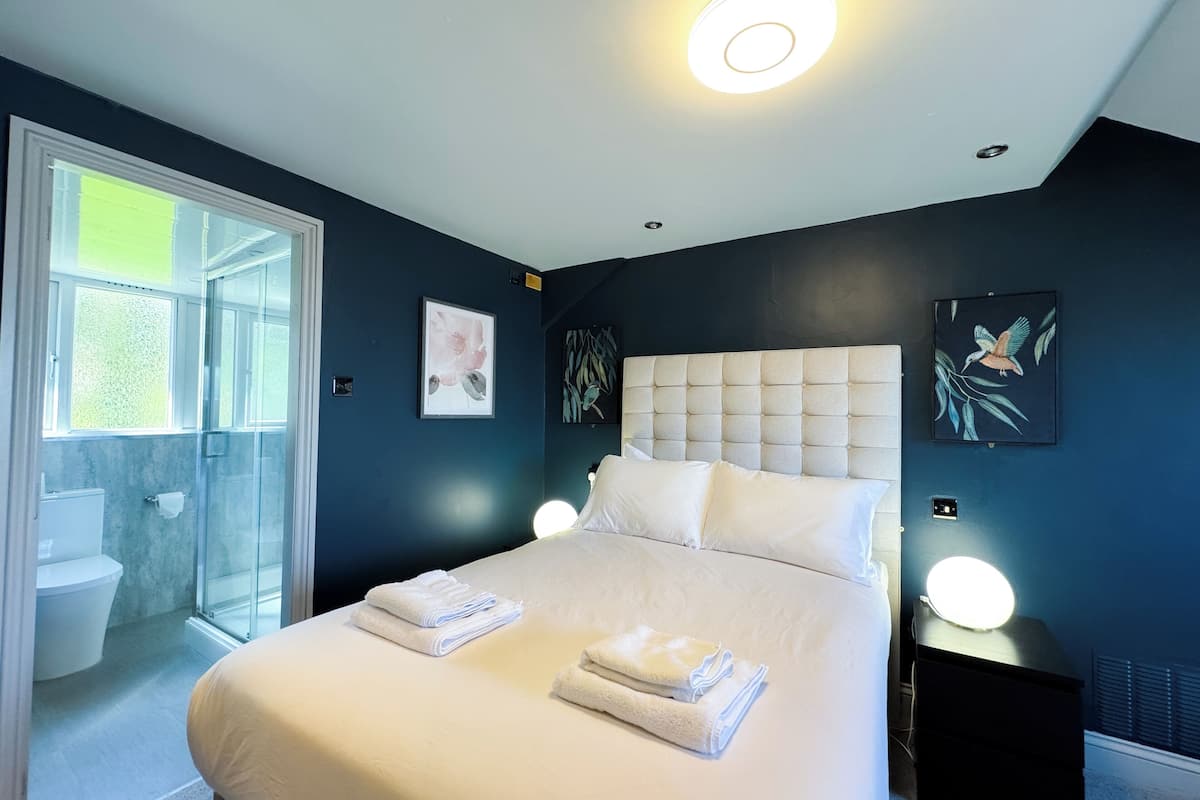 double room | 1 bedroom, in-room safe, individually decorated, individually furnished