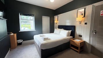 Habitación básica doble | Caja de seguridad en la habitación y decoración personalizada