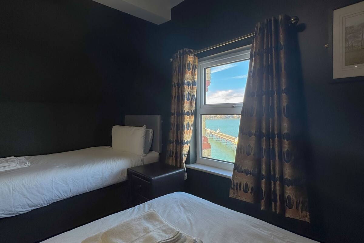 triple room | 1 bedroom, in-room safe, individually decorated, individually furnished