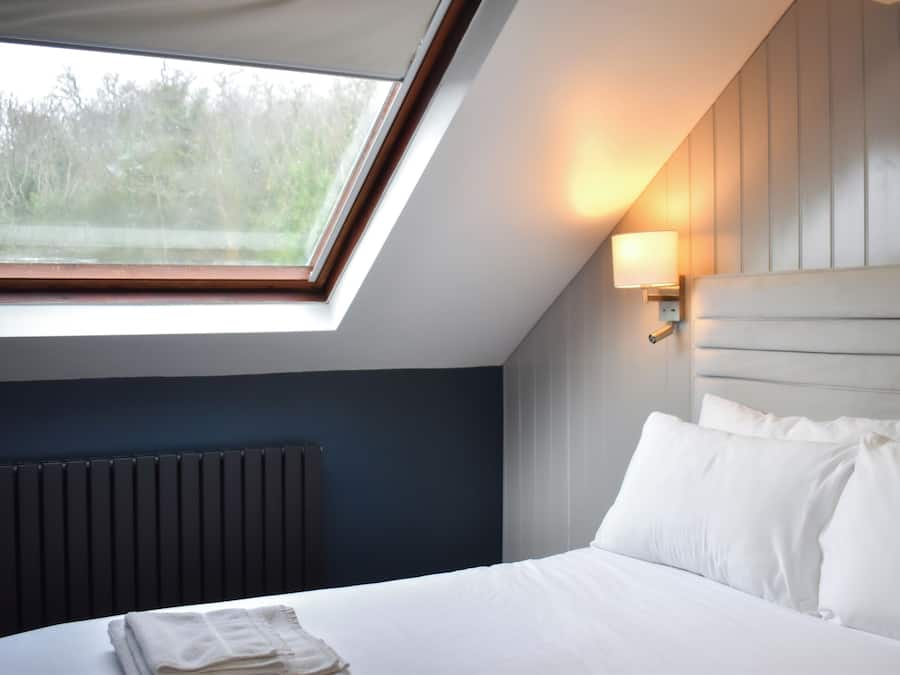 Habitación básica doble | Caja de seguridad en la habitación y decoración personalizada