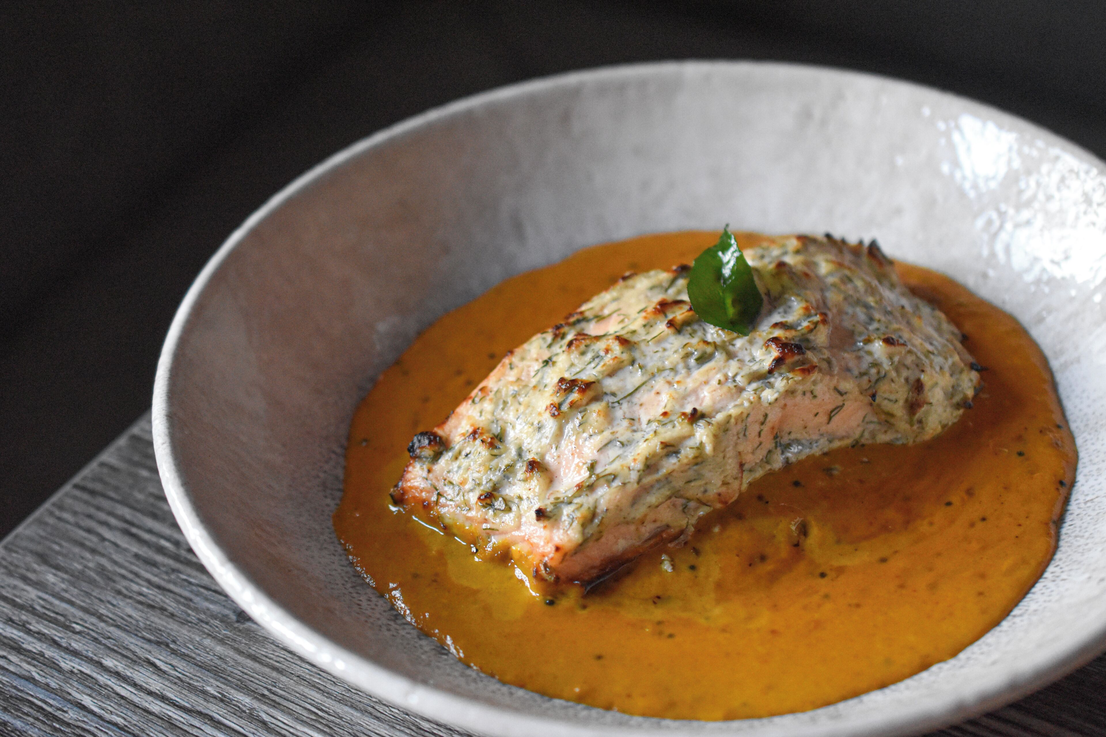 Un plat composé d’un filet de poisson servi dans un bol.