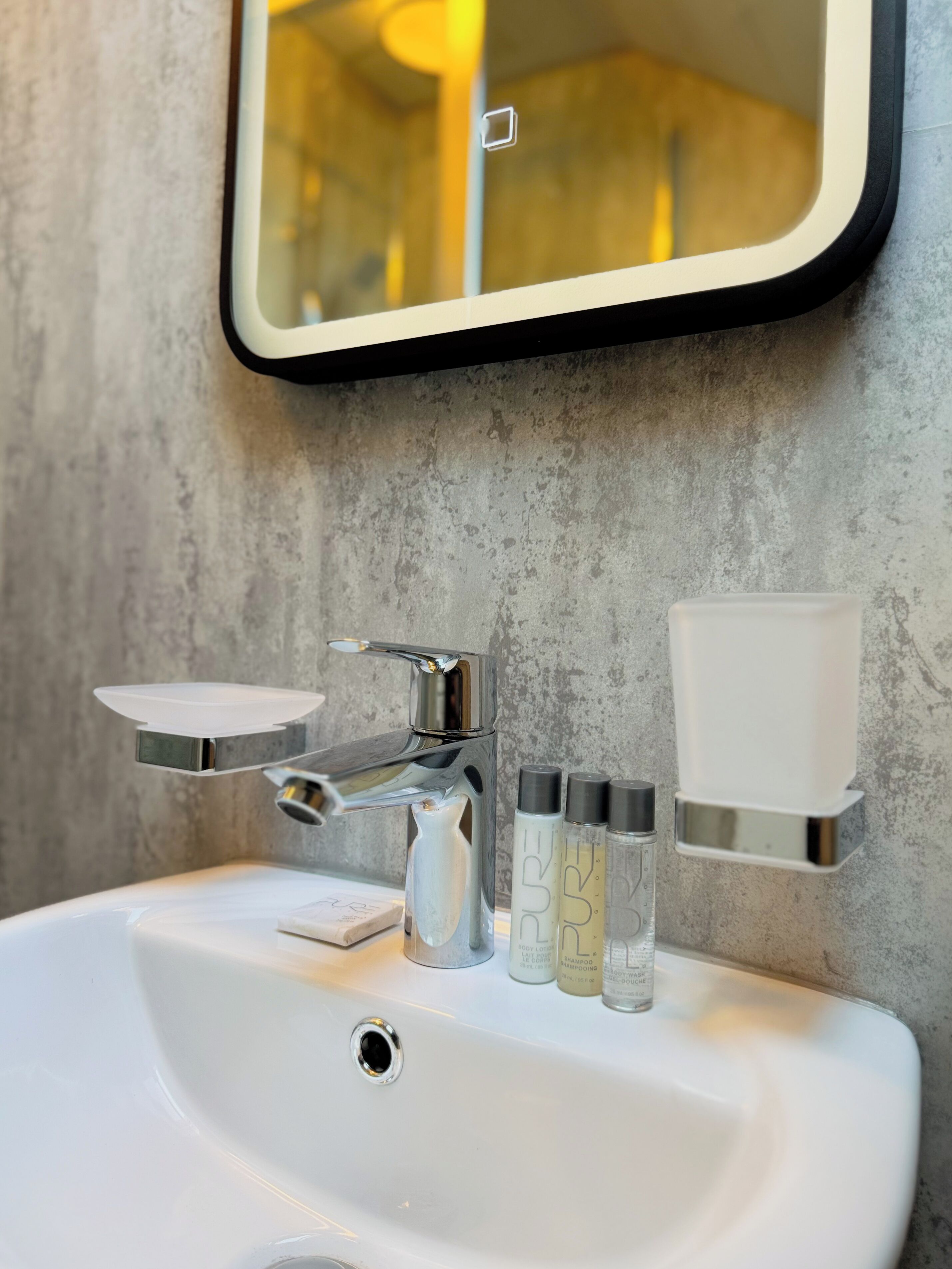 Double Room | Bathroom | Shower, free toiletries, hair dryer, towels