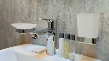 Double Room | Bathroom | Shower, free toiletries, hair dryer, towels