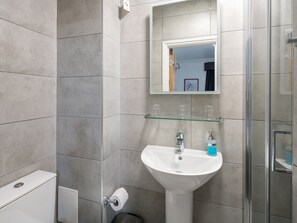 Habitación triple Deluxe | Baño | Ducha, cabezal de ducha tipo lluvia y toallas