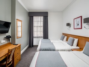 Quarto quádruplo luxo | Escrivaninha, ferros/tábuas de passar roupa, Wi-Fi de cortesia